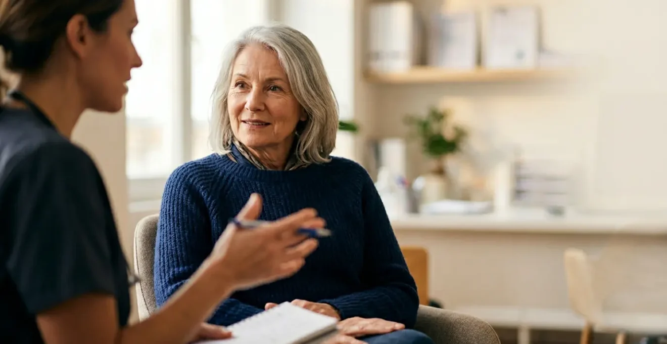 Personne senior consultant un professionnel de santé pour le suivi des facteurs de risque cardiovasculaires