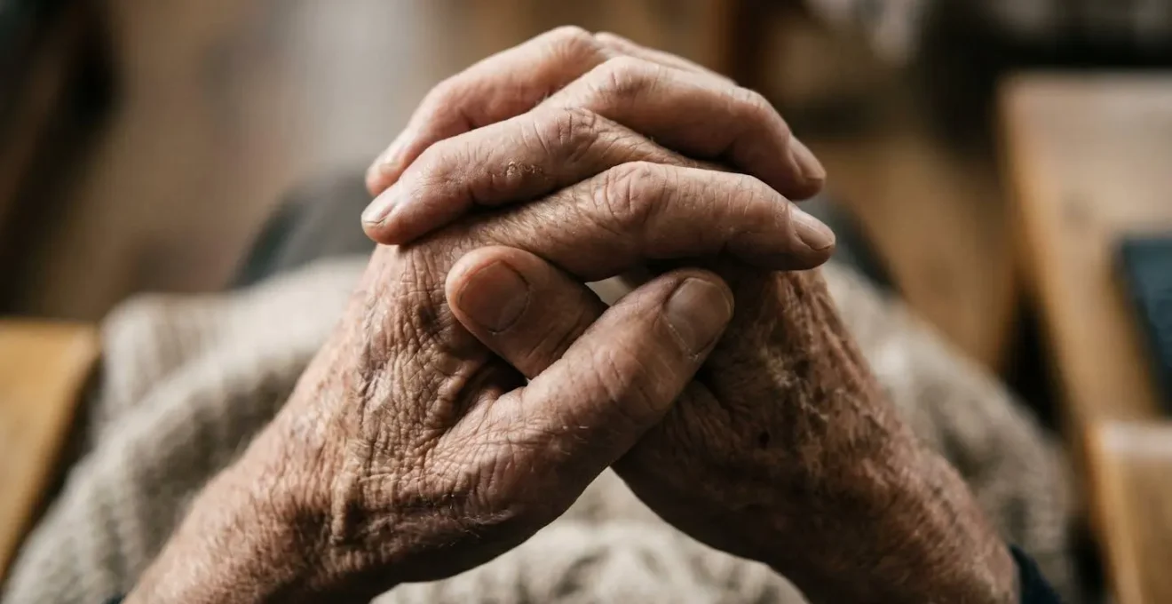 Gros plan sur des mains serrées exprimant la tension émotionnelle d'un aidant