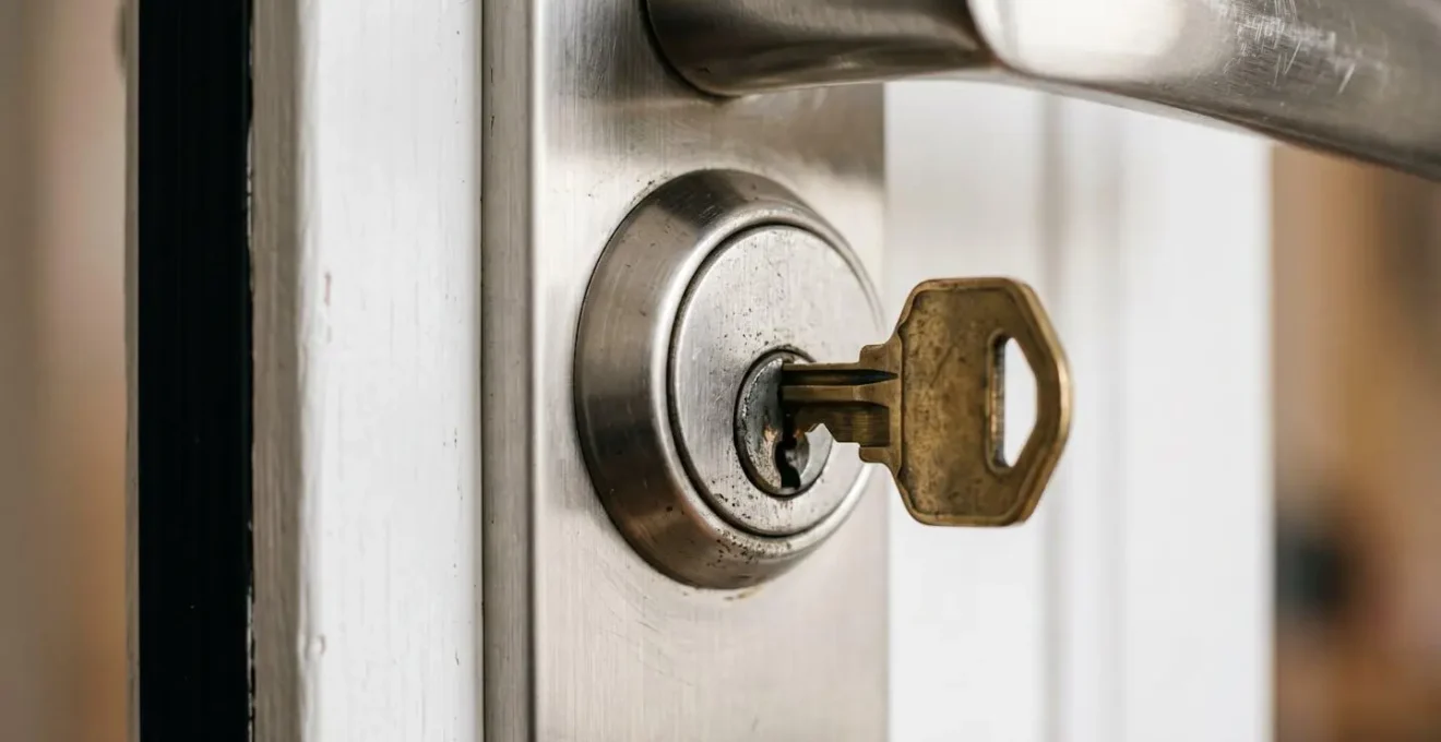 Gros plan sur une poignée de porte avec serrure à clé, symbolisant le respect de l'intimité et de l'espace privé